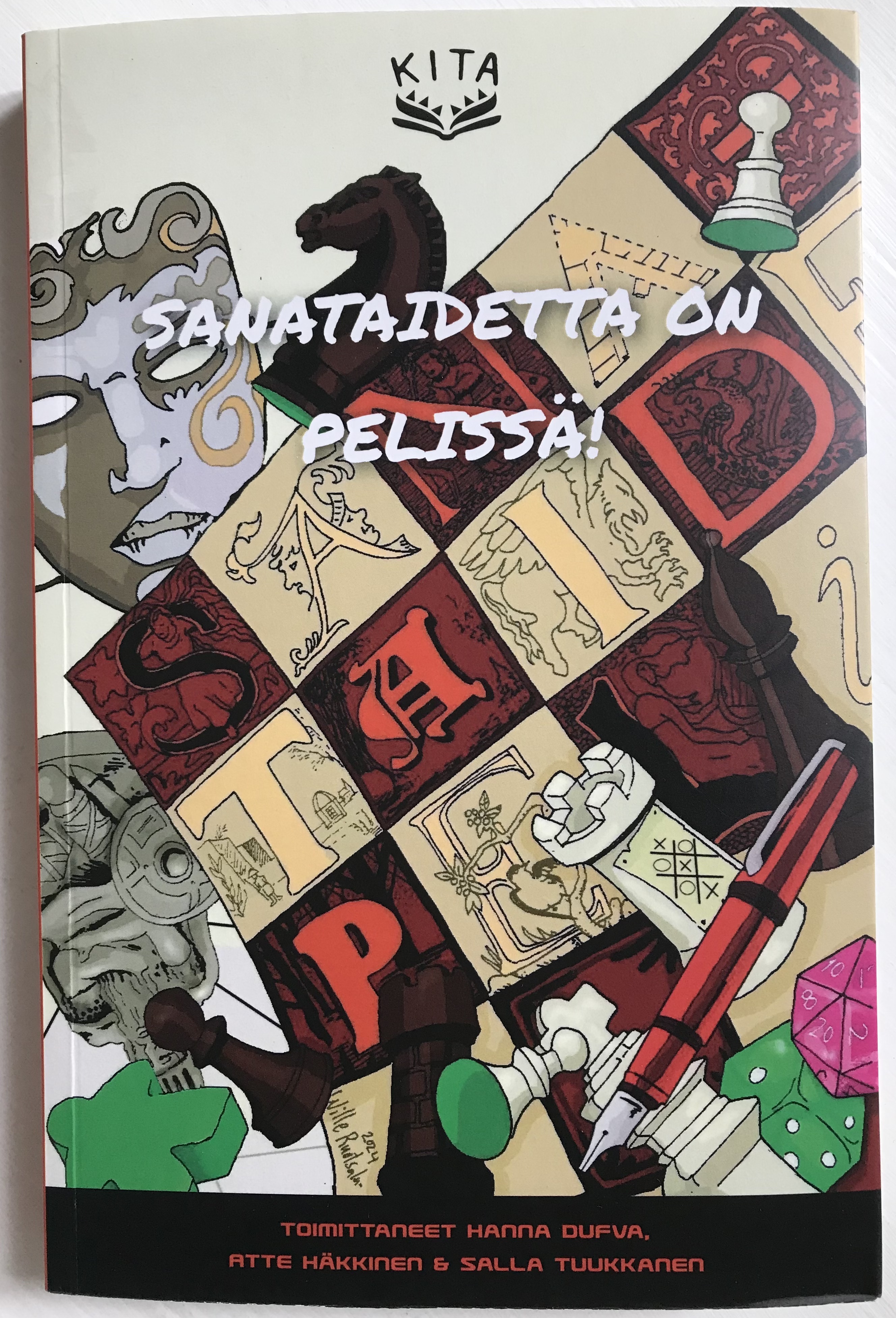 Kirjan kansi, jossa on shakkipelin ruudukkoa, pelinappuloita, roolipelinoppa. naamio ja kynä.